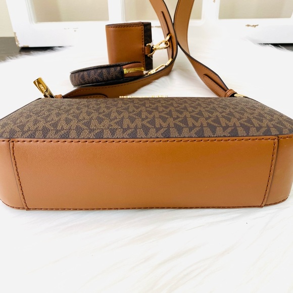 Michael Kors Jet Set Travel Crossbody w Tech Attch - Picture 8 of 16